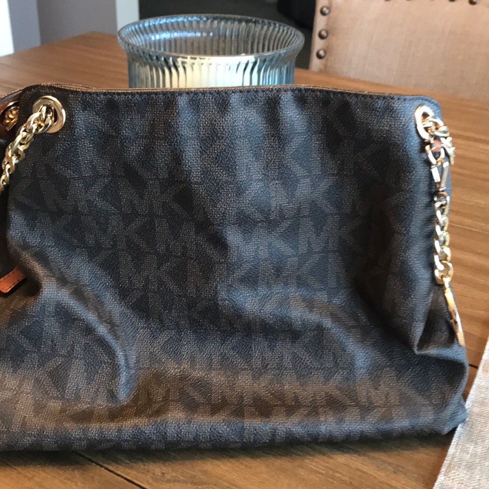 Excellent cond in/out. Only dmg  straps as shown